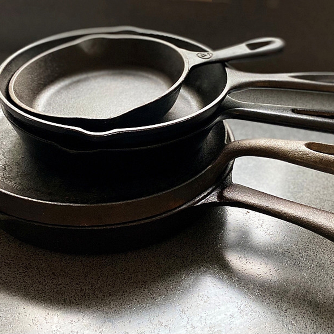 cast iron skillets of various sizes stacked on one another